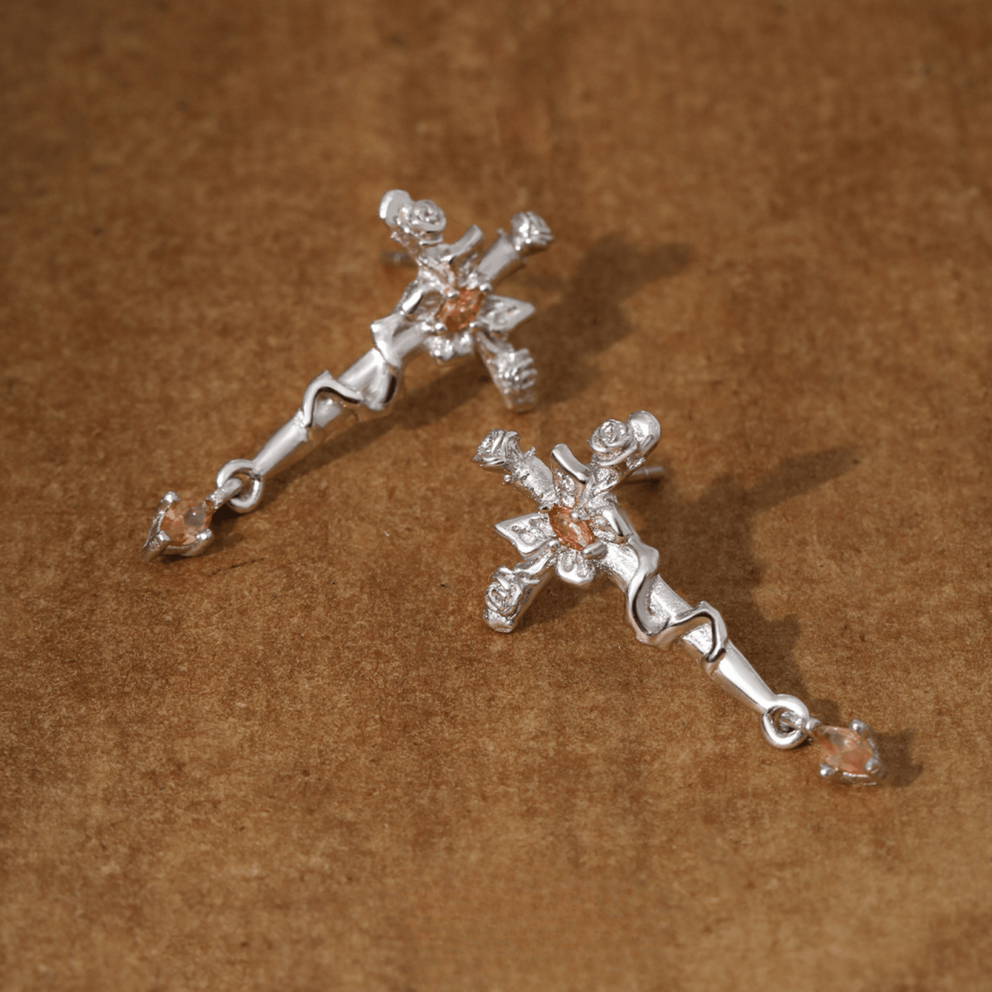 Boucles d'oreilles à tige en forme de croix et de papillon rose