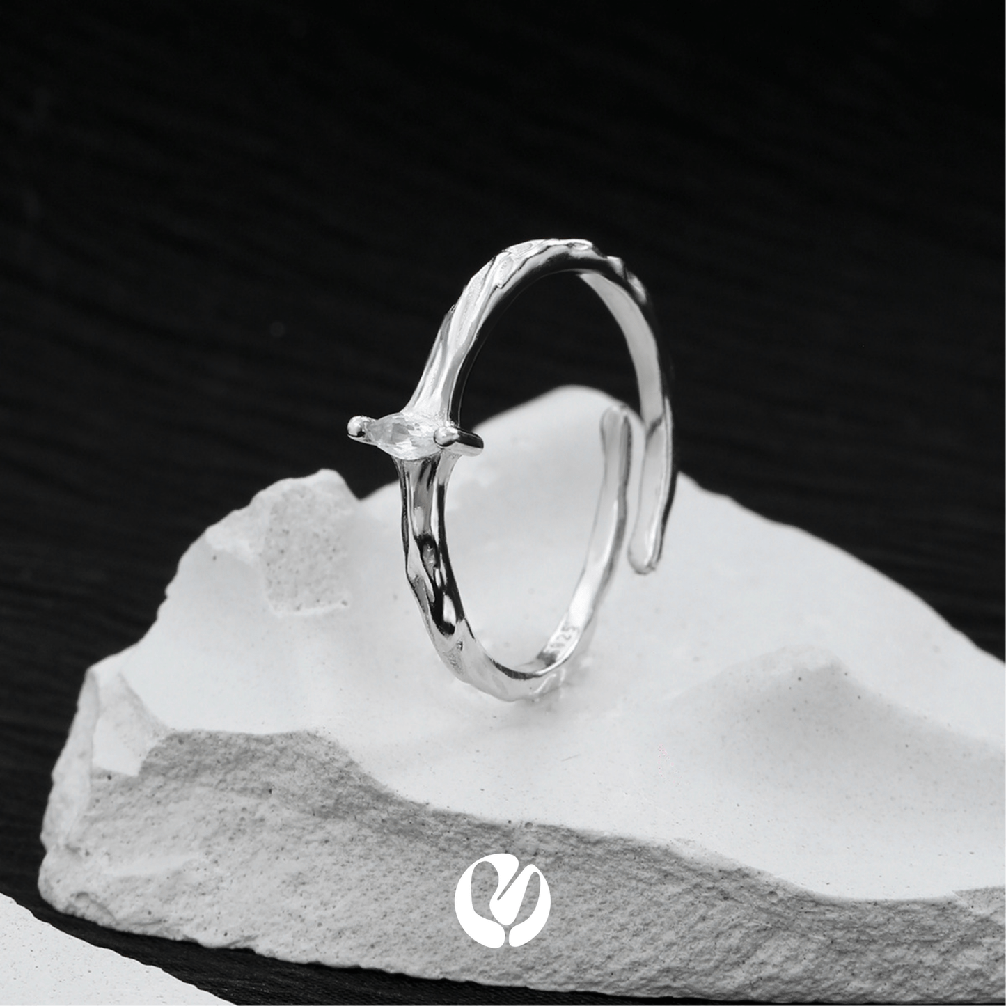 Bague unie en coquillage blanc
